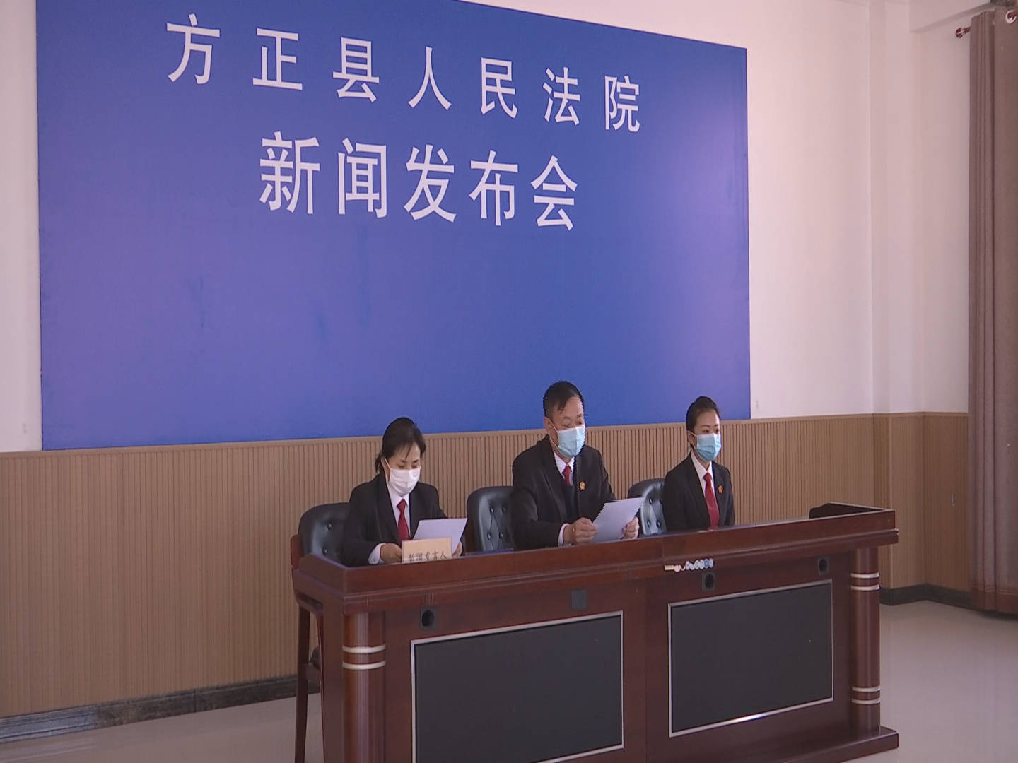 县人民法院召开扫黑除恶专项斗争新闻发布会