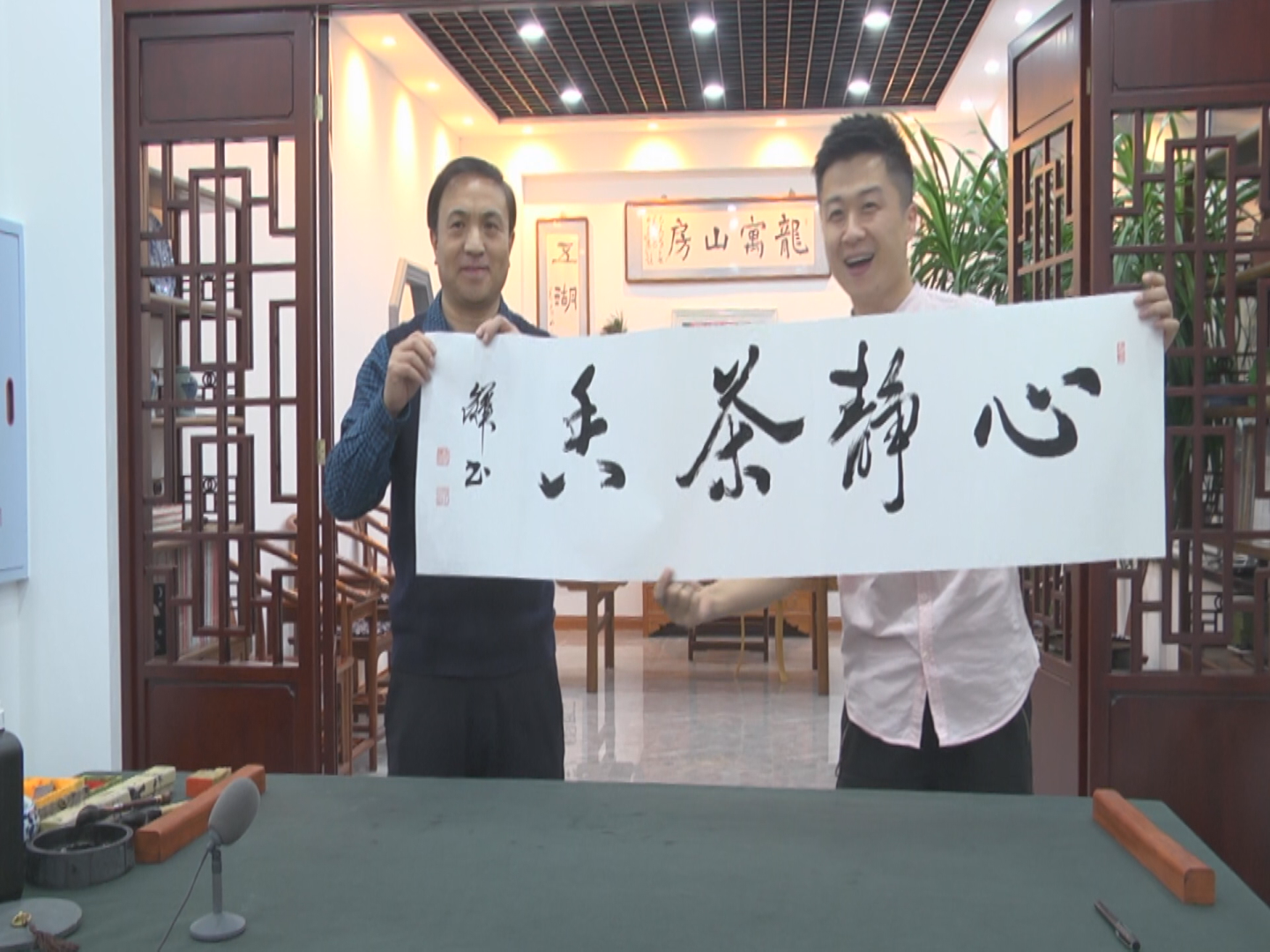 县融媒体中心走进龙寓山房直播书画创作