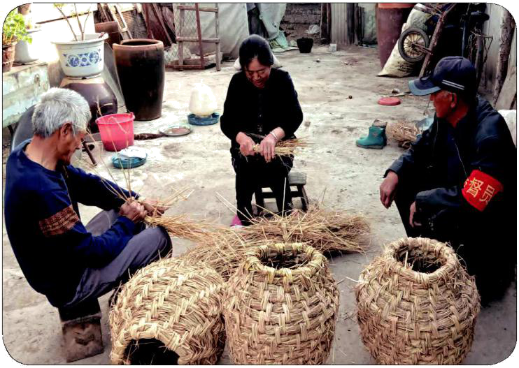 秸秆还能“编鸡窝” 手工敲开“致富门”