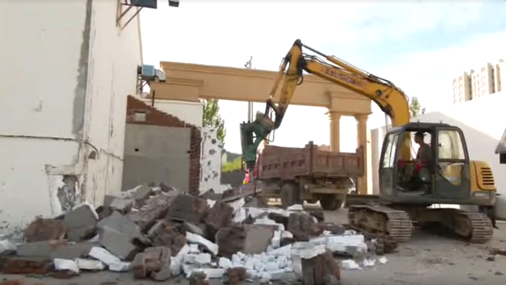拆除违章建筑 提升市容市貌