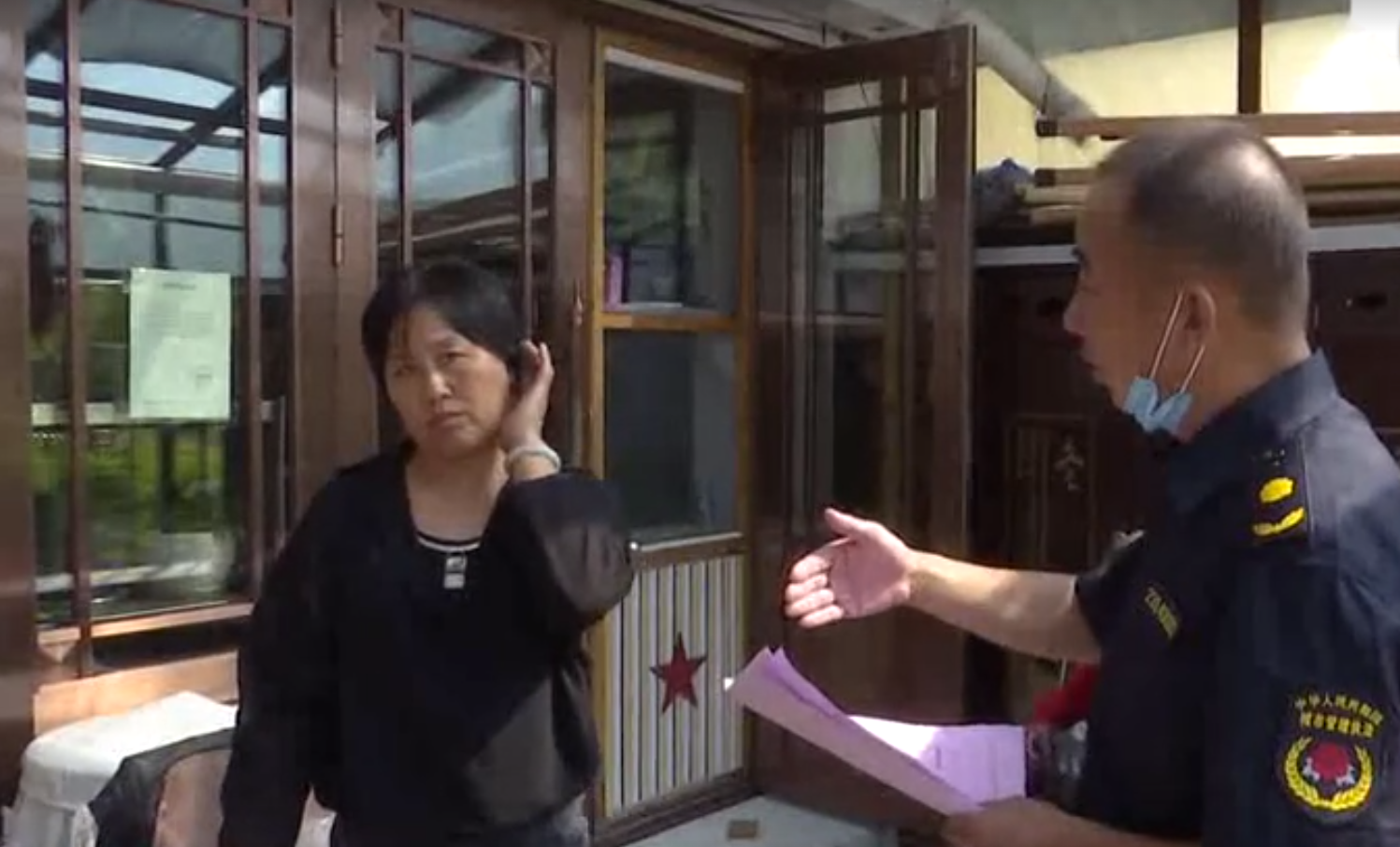 宣管结合 市民自觉拆除违章建筑