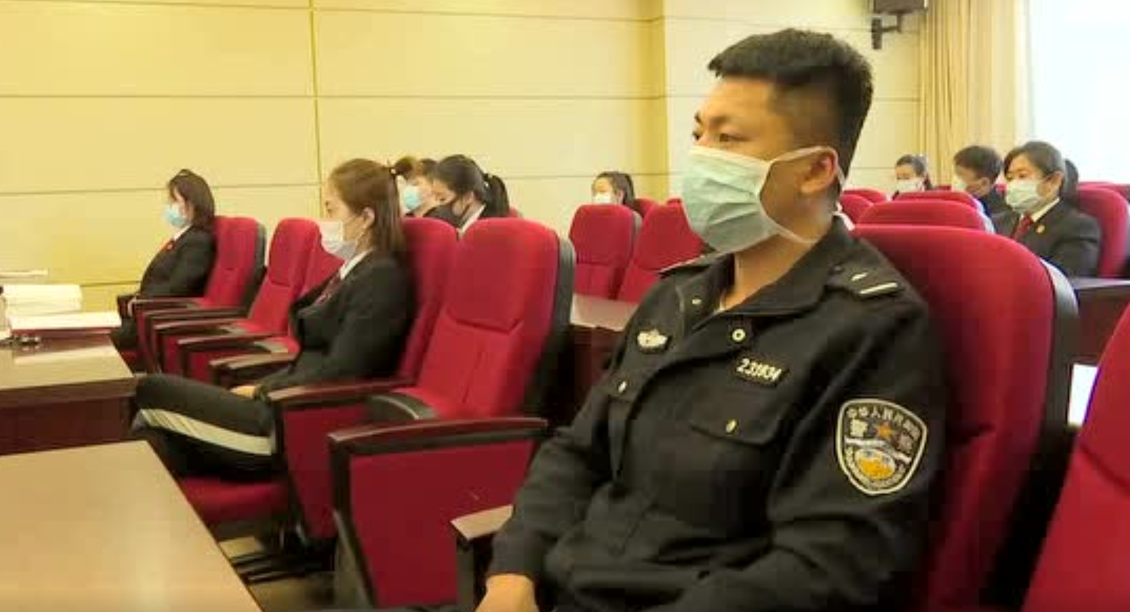市法院学习贯彻全国“两会”精神