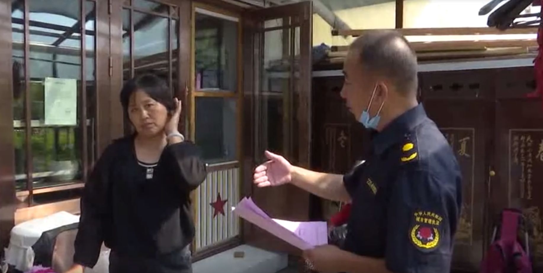 《整治十乱》专栏：宣管结合 市民自觉拆除违章建筑