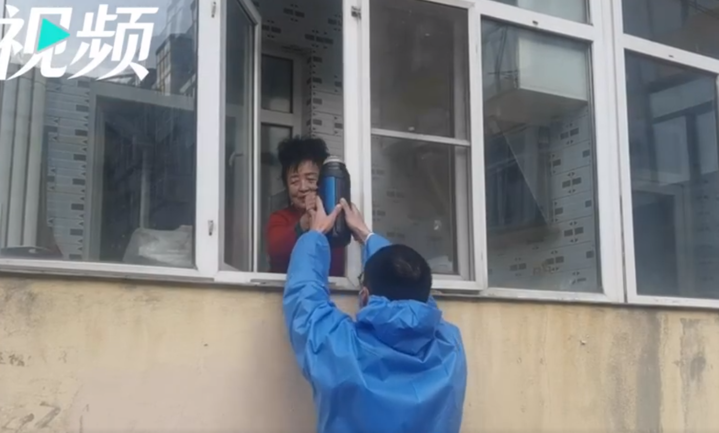 24小时睡在单元门口的车里，这名车主的使命不一般！