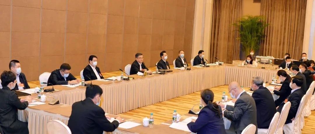 黑龙江代表团举行小组会议