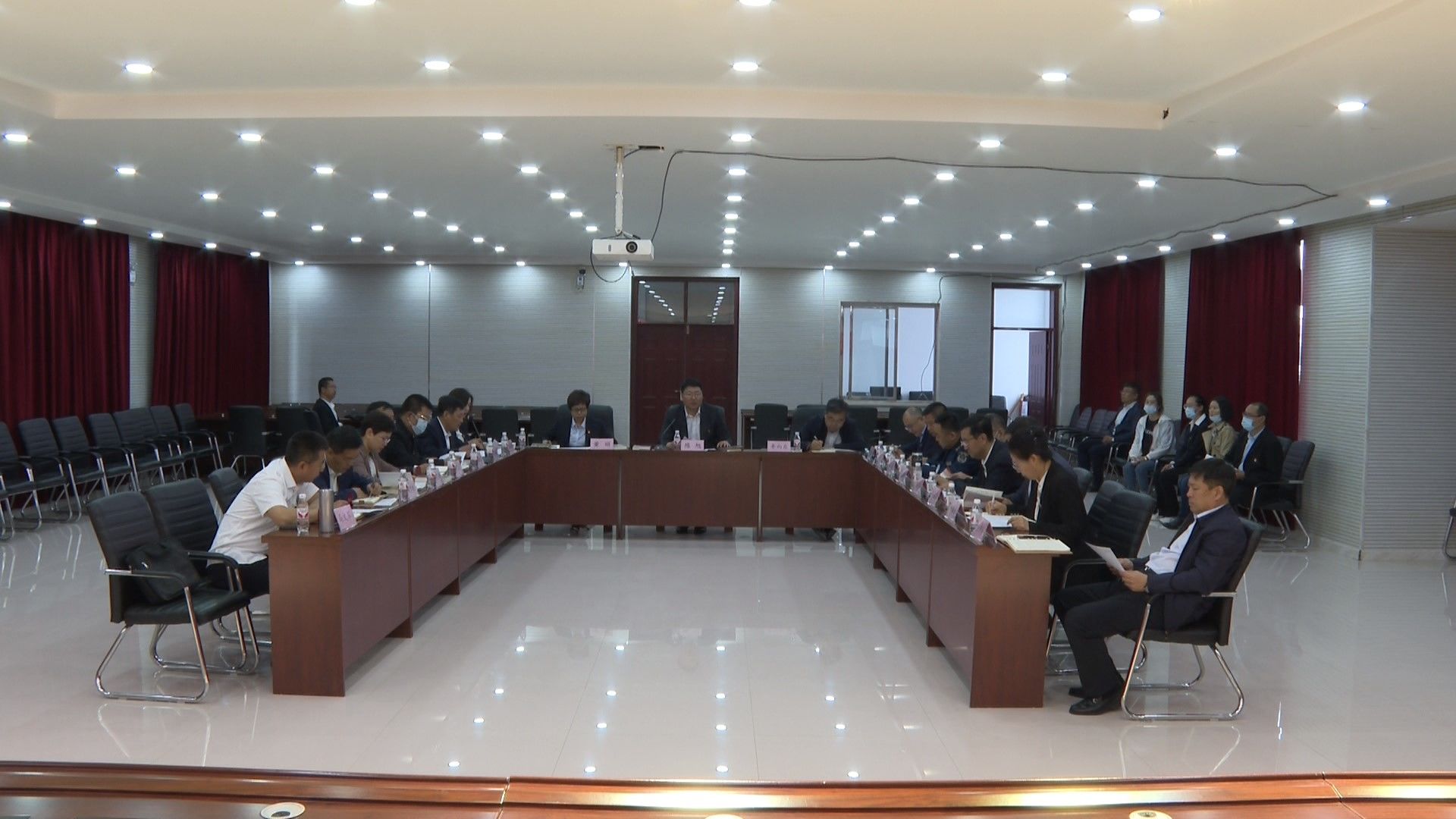 【建党百年 学习党史】县委理论学习中心组2021年第四次集中学习：出新意走基层 学党史谋发展