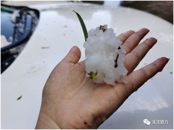 我市突降冰雹 路人措手不及