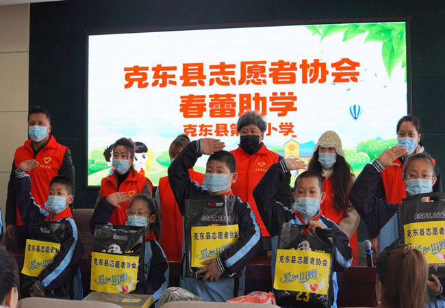 克县志愿者协会开展“春蕾行动” 为留守学生送温暖活动