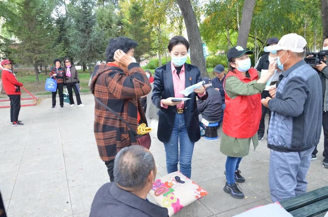 县委宣传部组织开展“爱心口罩免费送 疫情防控不放松”志愿服务活动