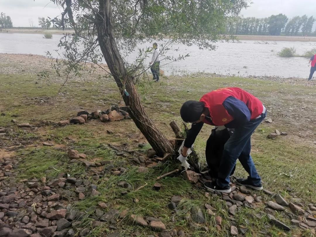 香兰镇：清理河道垃圾 共践初心使命