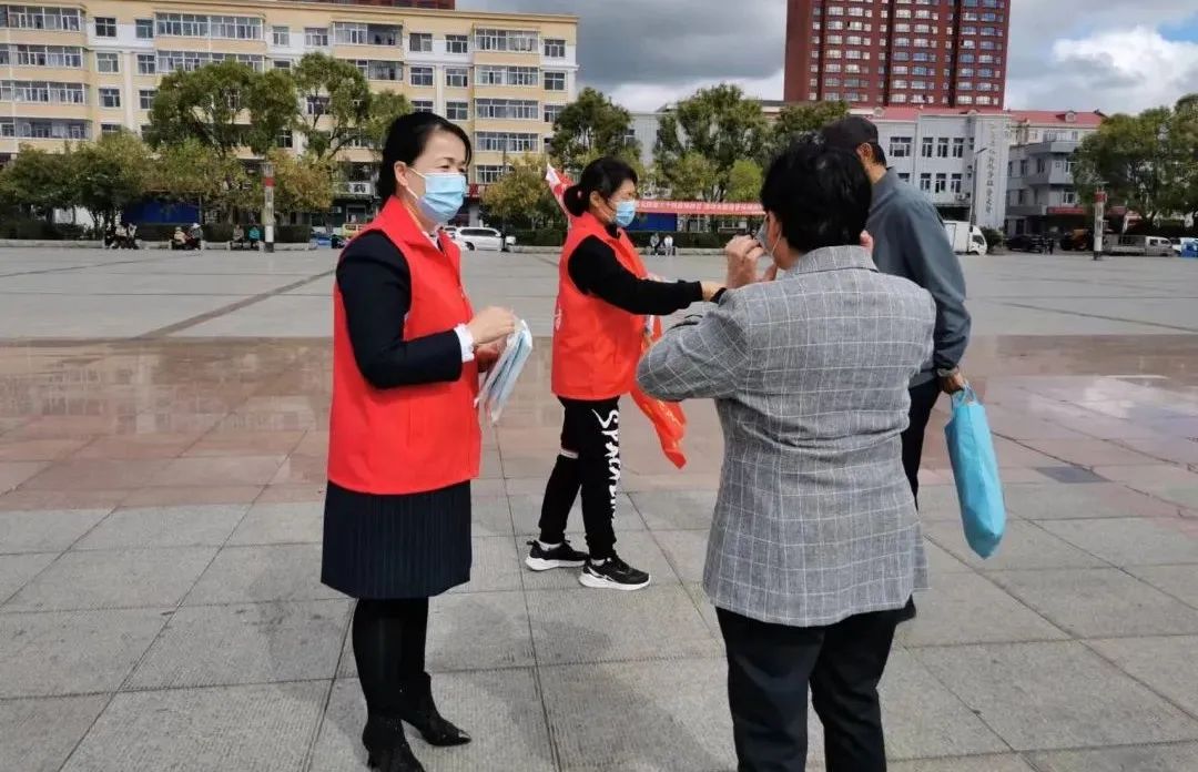 『爱国卫生运动』孙吴县教师进修学校组织开展“全民戴口罩”文明劝导志愿服务活动