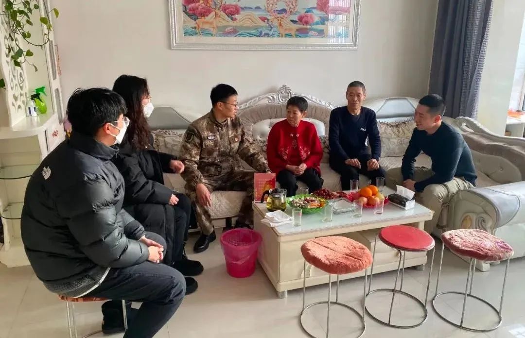 孙吴县群山乡开展发放“联心卡”工作