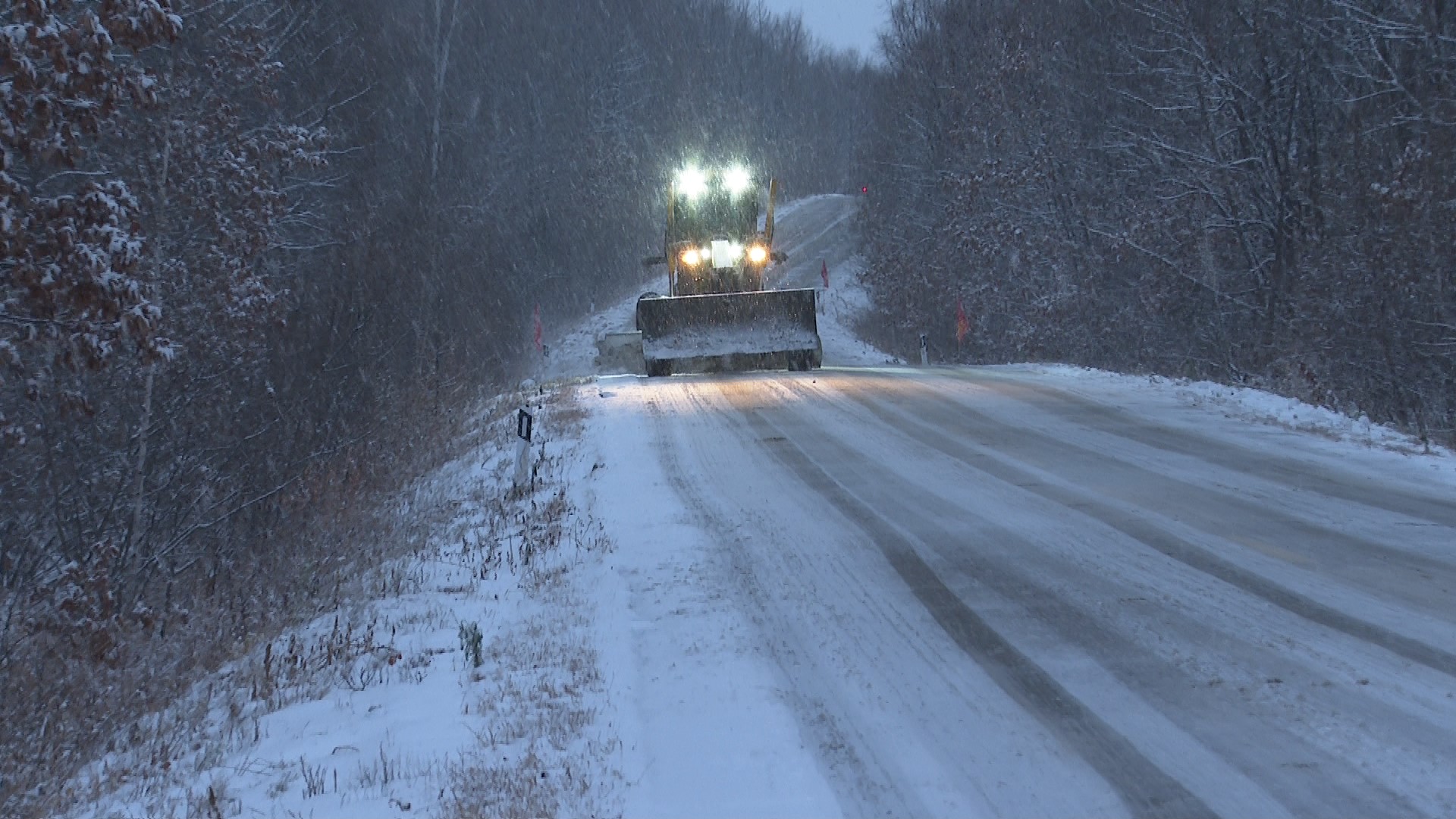 县公路事业发展中心全力除雪保畅通