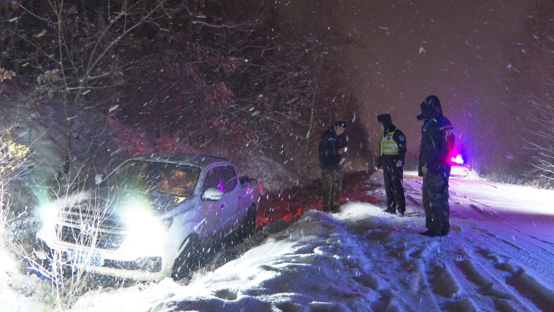 暖心！雪天车辆遇险  交警救援解困