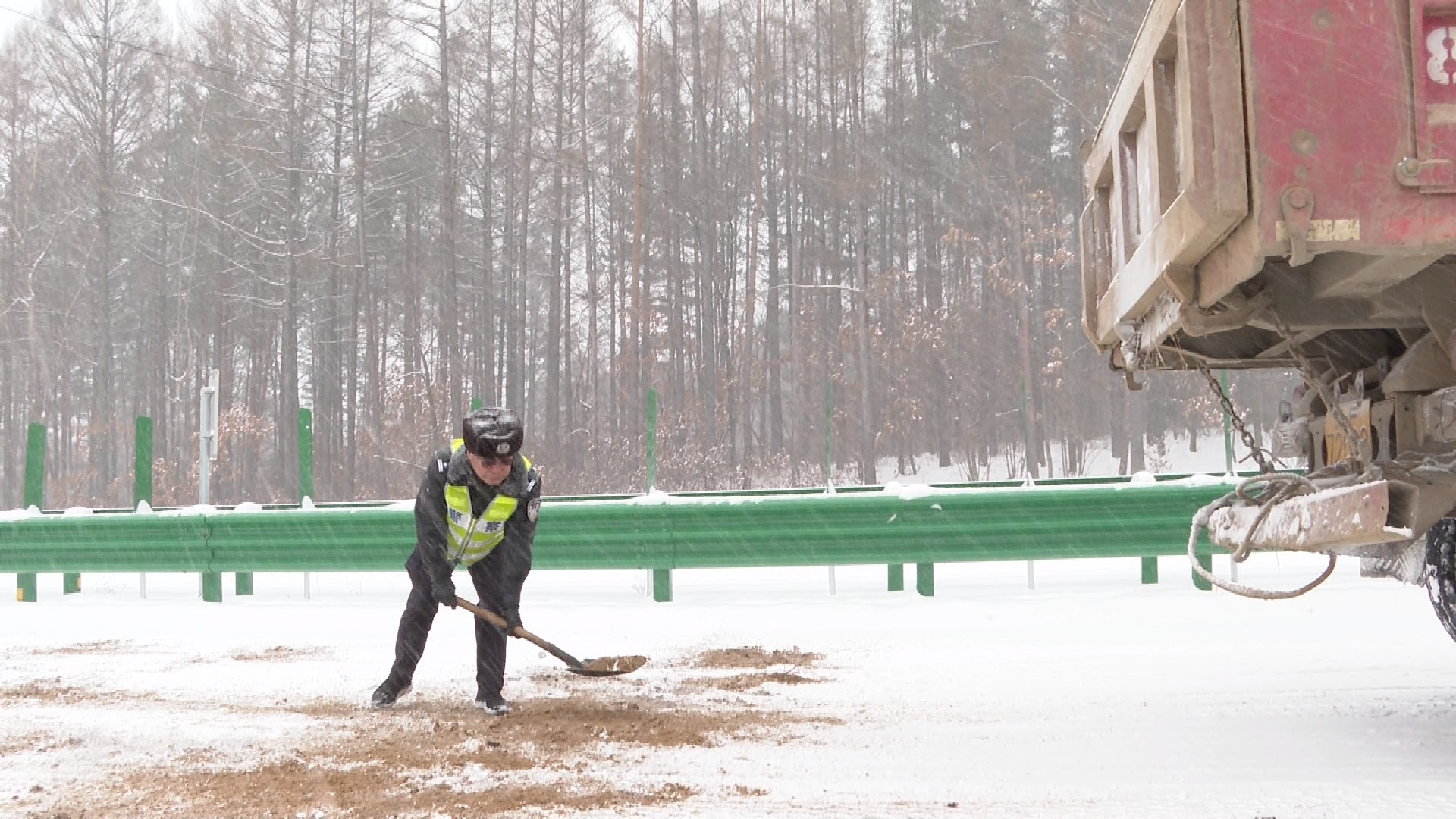 暴雪来袭  我县各部门积极应对
