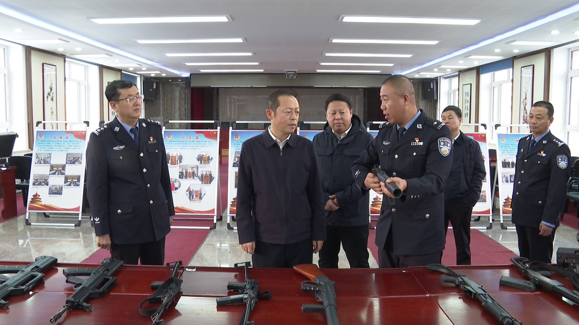 县委副书记、县长王东海深入县公安局调研并看望慰问公安干警