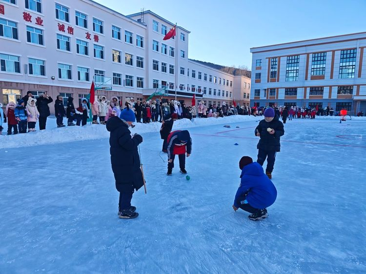 市第二小学开展冰雪运动会喜迎亚冬会