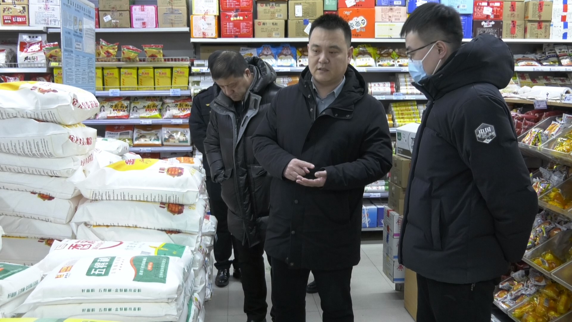 副县长张传皓实地检查节日期间安全生产、市场保供和食品安全工作