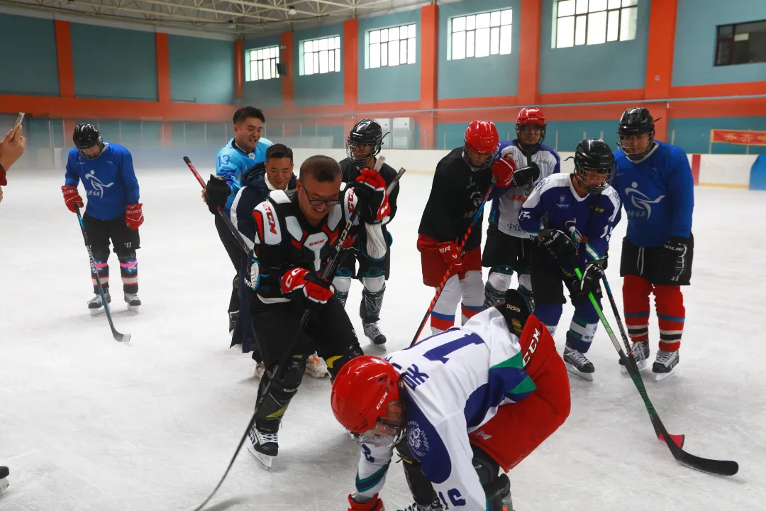 来场冰球热热身 | 网络名人会战“冰球之城”体验速度与激情