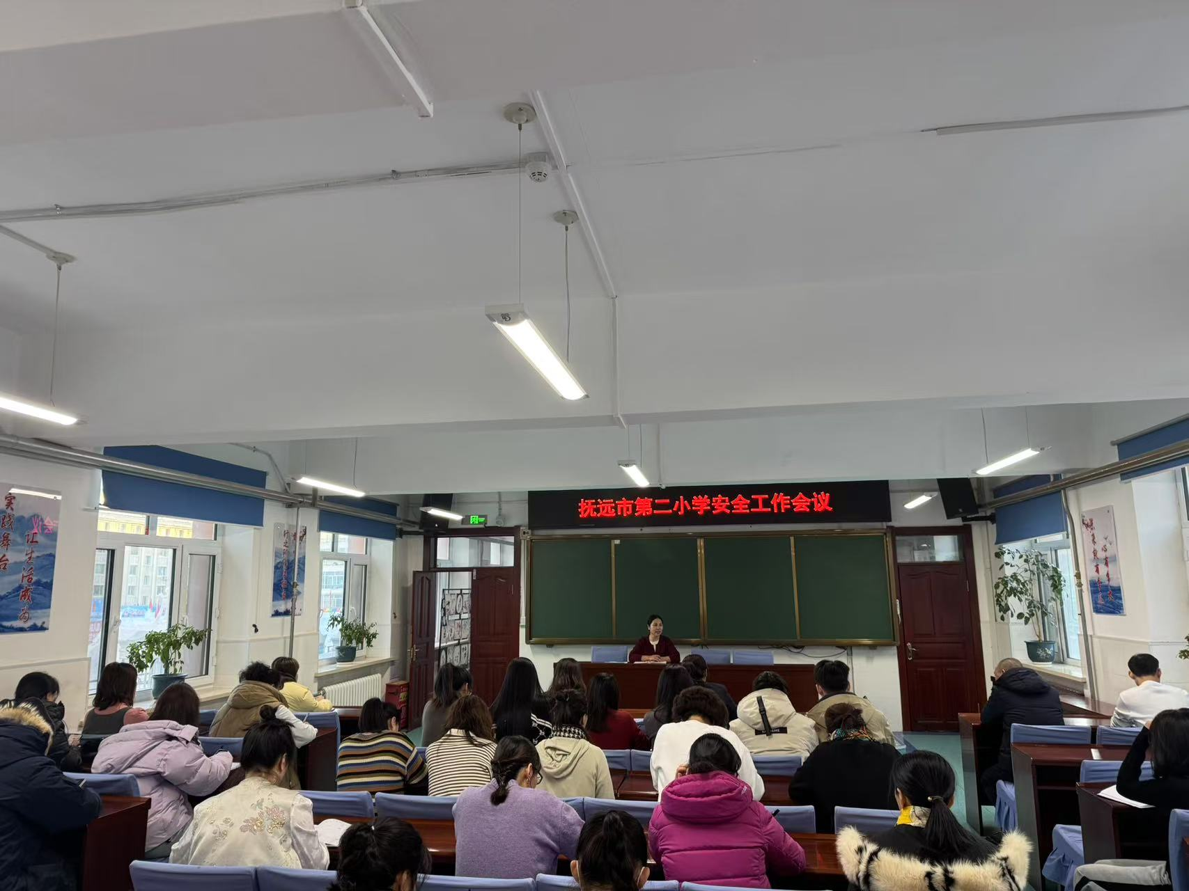 市第二小学开展寒假家访工作暨“护航亚冬” 安全教育及宣传活动