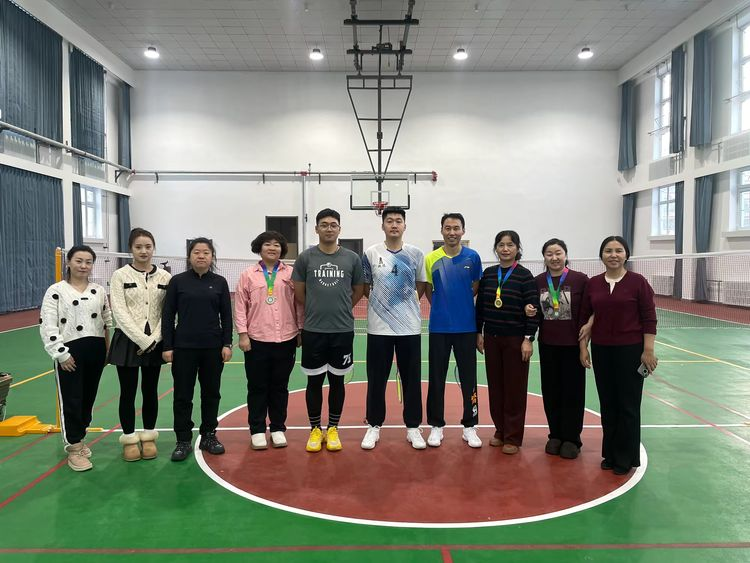 市第二小学举办教职工羽毛球赛