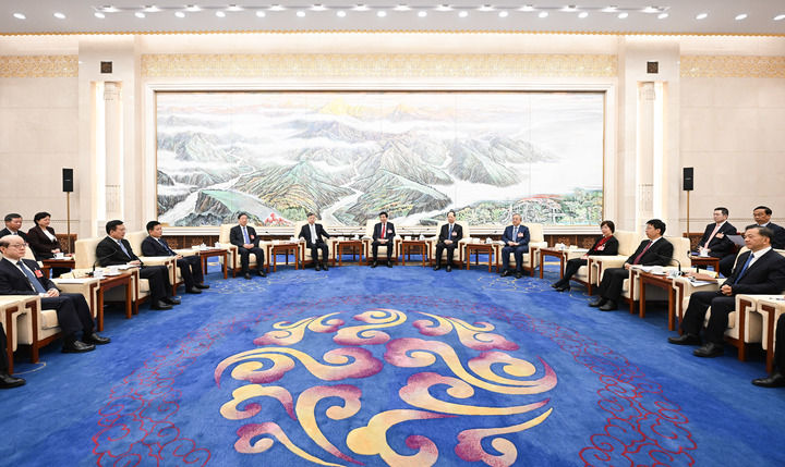 王沪宁看望参加全国政协十四届三次会议宣传报道的新闻工作者代表