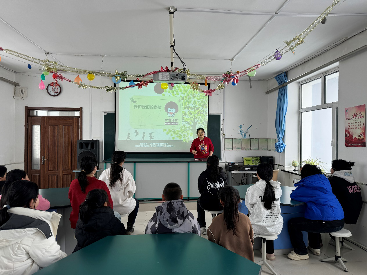浓桥镇中心校开展女童保护主题活动