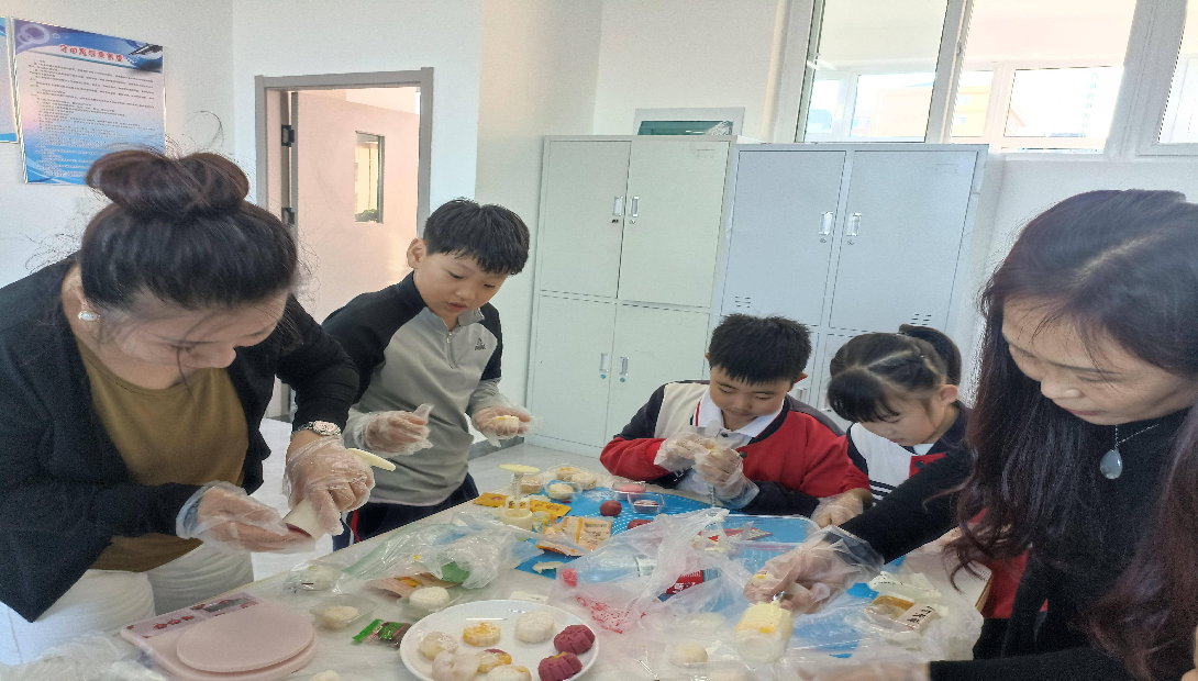 巧手制月饼 师生庆佳节