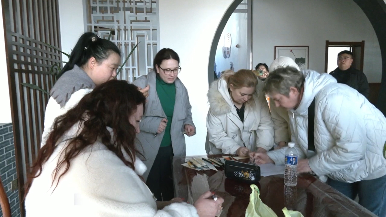 俄罗斯友人体验非遗文化