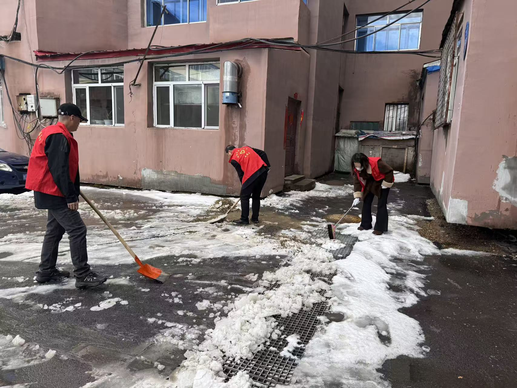 红色马甲暖社区 环境整治践初心