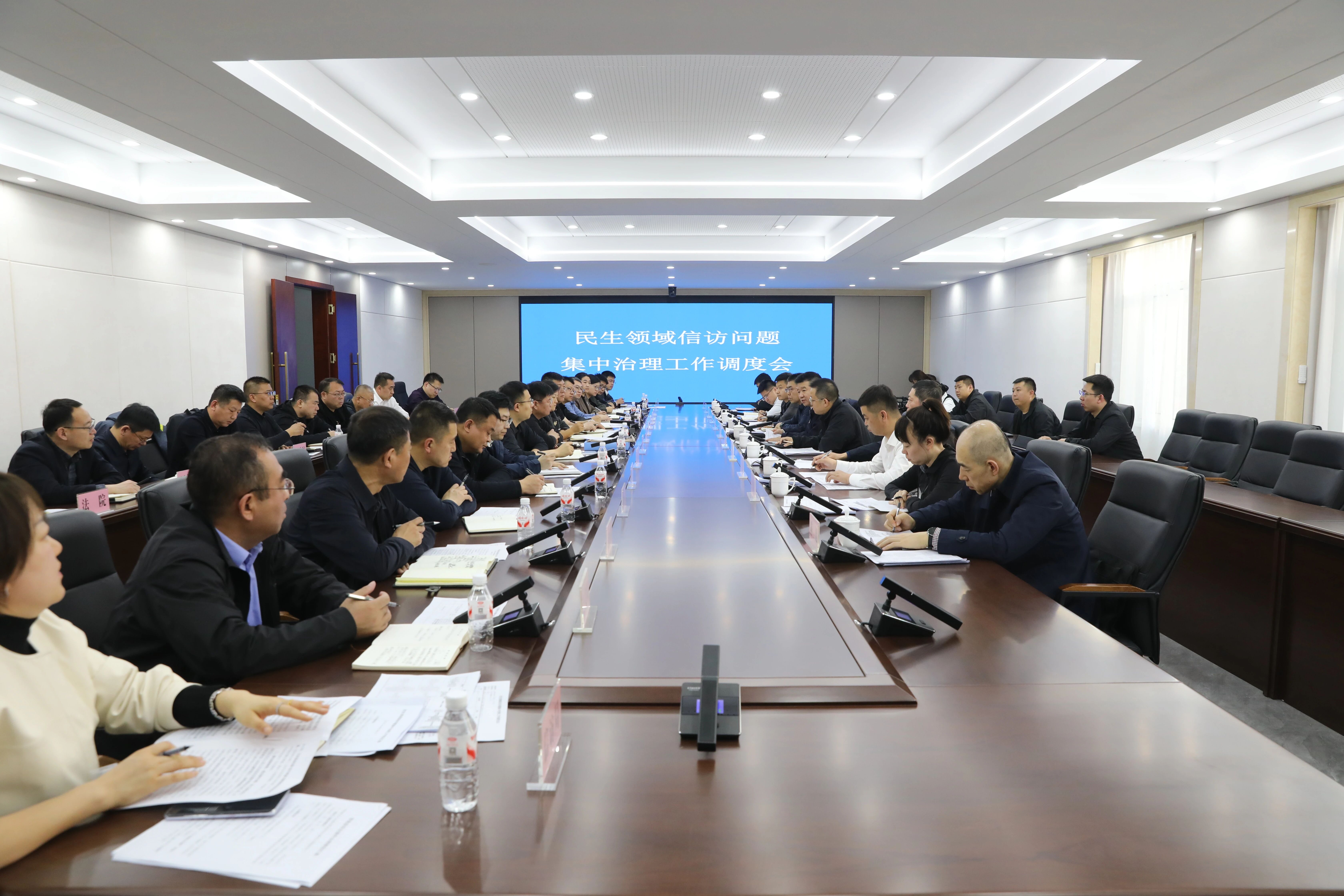 杨宏志到县信访局接访并召开信访工作专题会议