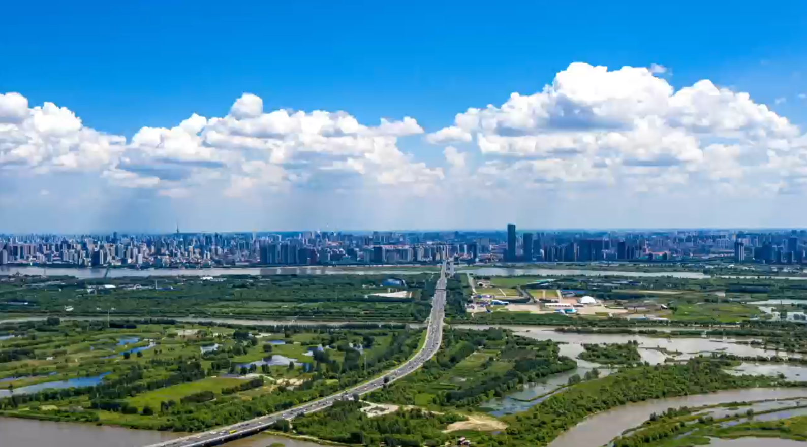  第十届中国-俄罗斯博览会，同期举办第三十五届哈尔滨国际经济贸易洽谈会