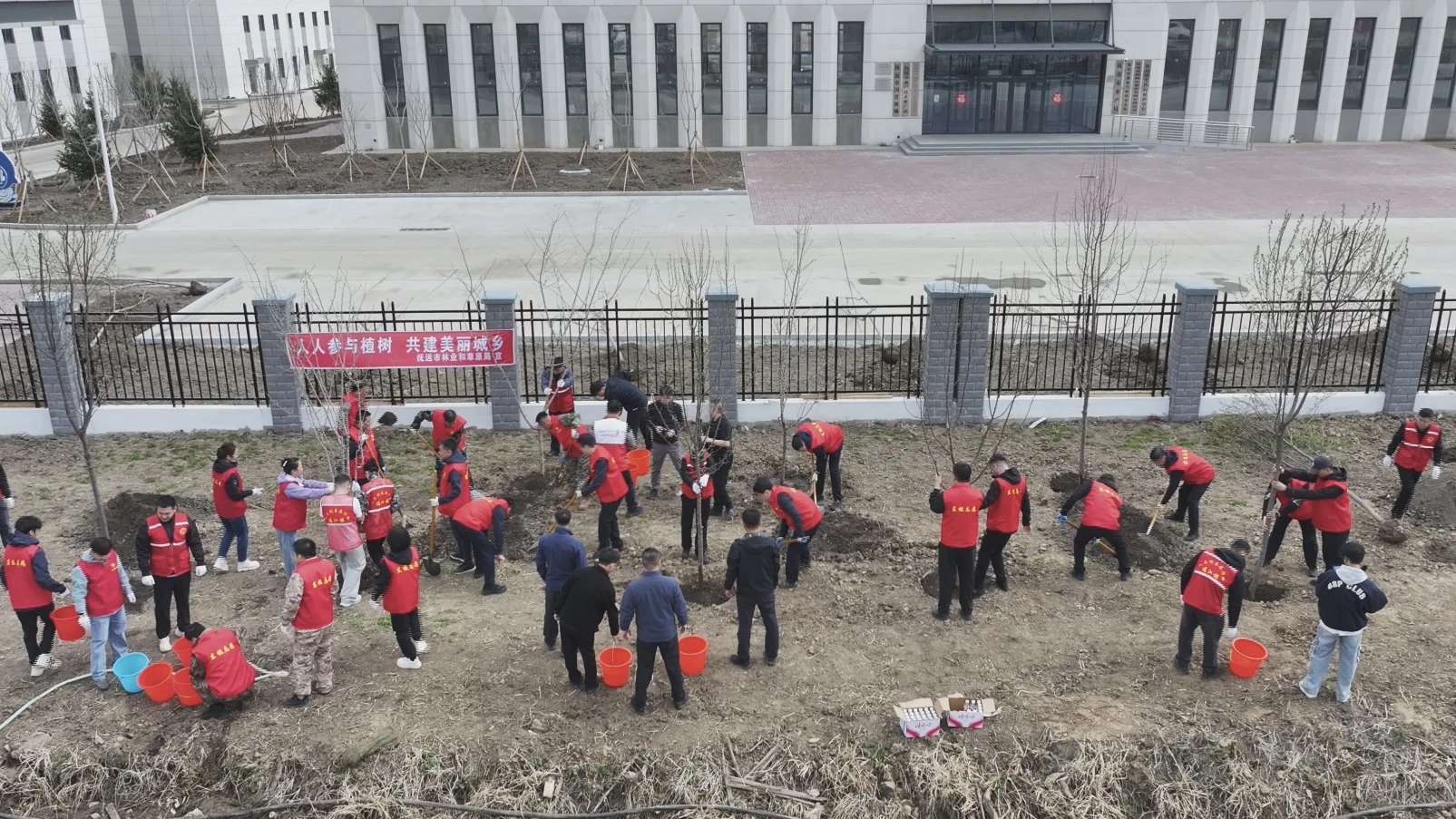 市级四个班子领导参加“植此东极 共树未来”生态保护志愿服务活动