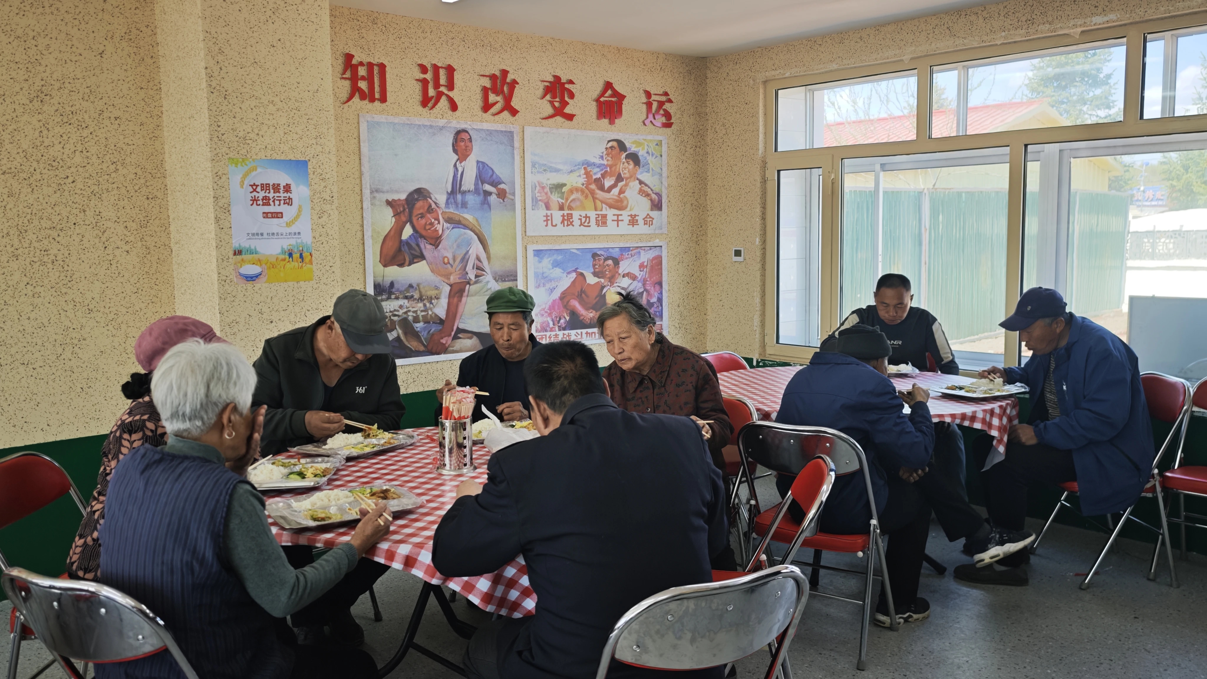 暖心食堂启新篇 为民服务暖人心 