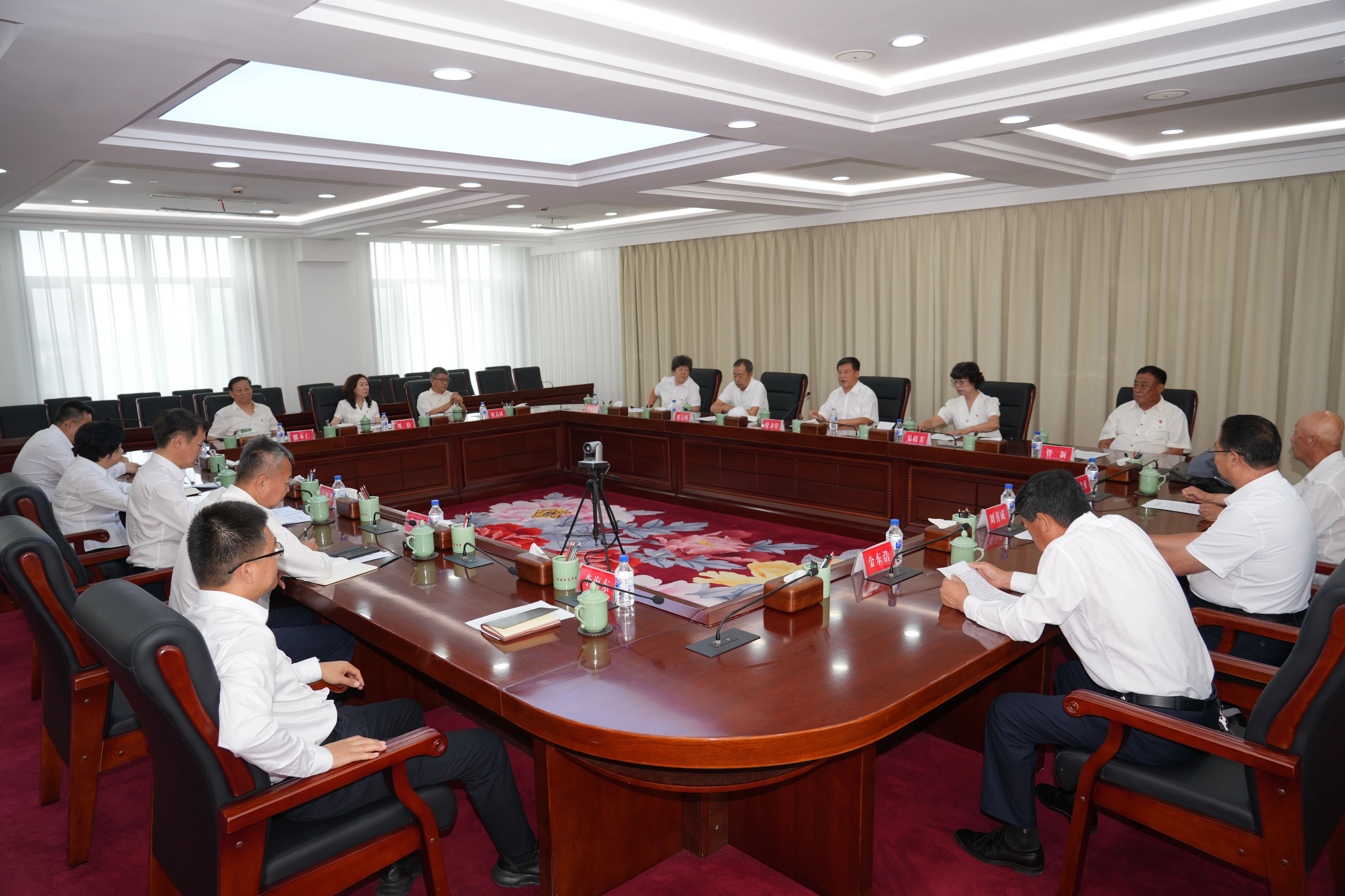 全市老干部老党员座谈会召开