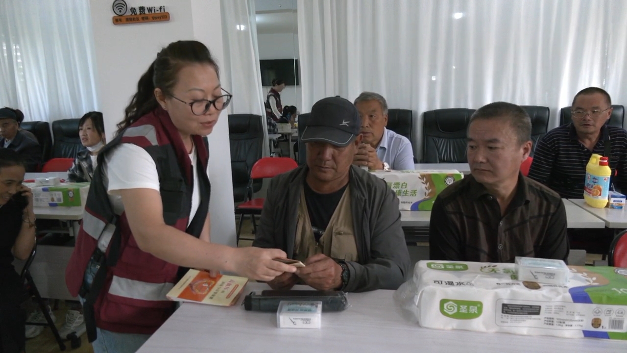 市疾控中心开展全民健康文明生活方式宣传月活动
